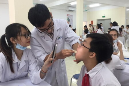 Hà Nội yêu cầu các trường bố trí cán bộ y tế chăm sóc sức khỏe cho học sinh