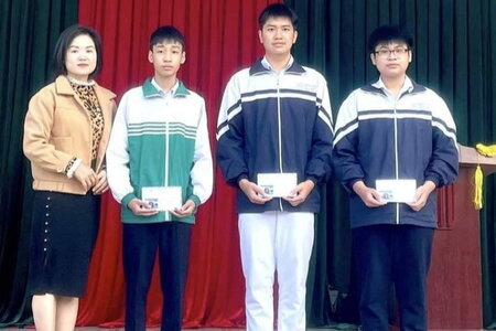 Quảng Ninh: Khen thưởng 3 học sinh trả lại số tiền lớn cho người đánh rơi