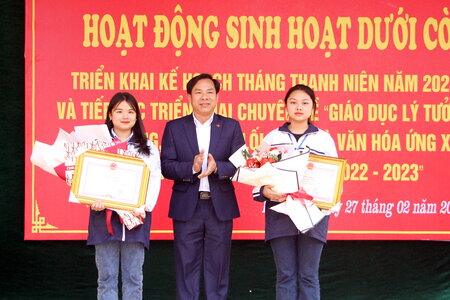 Tặng bằng khen cho 2 học sinh ở Thái Nguyên nhặt được 70 triệu đồng trả lại người đánh rơi