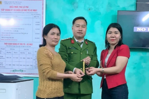 Nhặt được dây chuyền vàng 50 triệu đồng, cô giáo mầm non tìm trả lại người đánh rơi