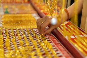 Giá vàng hôm nay 15/3: Vàng nữ trang quay đầu giảm nhẹ