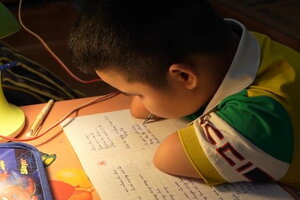 Cậu bé người Nùng không tay vượt khó để hòa nhập