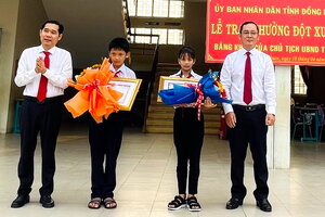 Tuyên dương, khen thưởng 2 học sinh trả lại hơn 100 triệu đồng cho người đánh rơi