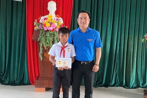 Tặng huy hiệu 'Tuổi trẻ dũng cảm' cho học sinh lớp 4 cứu 2 người khỏi đuối nước
