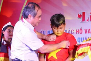 Nam sinh lớp 6 cứu 2 người đuối nước được trao huy hiệu 'Tuổi trẻ dũng cảm'