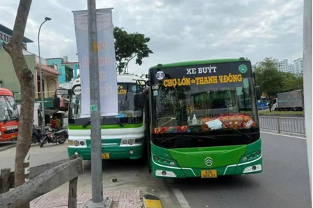Xe buýt tranh giành khách ép nhau văng lên vỉa hè