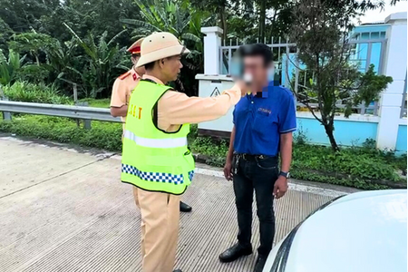 Uống rượu trước khi lái xe, tài xế vẫn chở 45 khách du lịch trên cao tốc