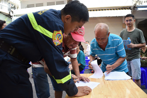 TP.HCM: Nhiều hộ dân tự nguyện tháo khung sắt để mở lối thoát hiểm sau vụ cháy thương tâm