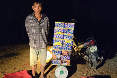 Bắt tại trận nam thanh niên vận chuyển 56kg pháo nổ ở Tây Ninh