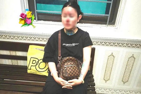 Cô gái trẻ đập phá cây ATM, ôtô và bàn ghế trên phố khiến dân địa phương bàng hoàng