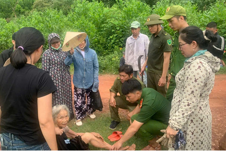17 giờ xuyên đêm tìm cụ bà 86 tuổi đi lạc trong rừng Thu Bồn
