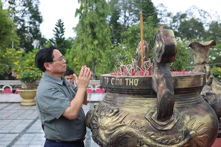 Thủ tướng dâng hương tưởng nhớ Chủ tịch Hồ Chí Minh và các anh hùng, liệt sĩ