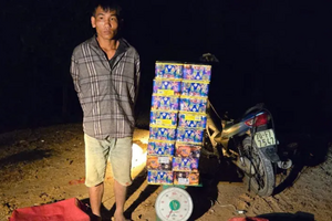Bắt tại trận nam thanh niên vận chuyển 56kg pháo nổ ở Tây Ninh