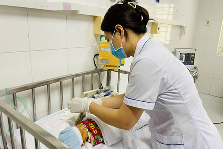 Trẻ sơ sinh nhiễm trùng nặng do mẹ tự cắt dây rốn tại nhà