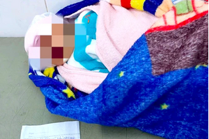 Bé trai 6 ngày tuổi được phát hiện bên lô cao su kèm thư mẹ để lại