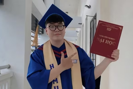 Hành trình 'lội ngược dòng' thành thủ khoa đầu ra của nam sinh Đại học Sư phạm TP.HCM