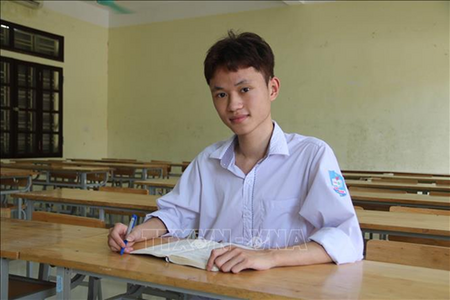 Nam sinh mồ côi cha vượt khó, đạt điểm tuyệt đối tổ hợp A00 - niềm tự hào của quê hương