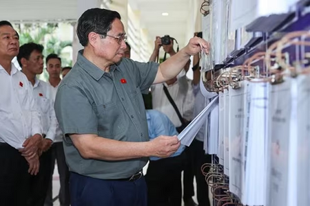 Thủ tướng yêu cầu Chủ tịch tỉnh kiểm tra, chấn chỉnh tình trạng 'cò làm giấy tờ'