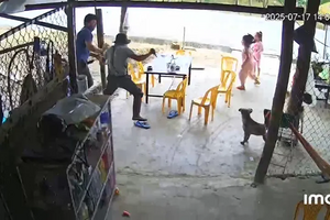 Người đàn ông bất ngờ xông vào quán nước mía, đâm chủ quán trọng thương