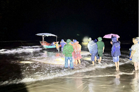 Giông lốc bất ngờ, tàu du lịch chở 30 khách chìm trong đêm