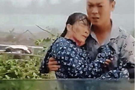 Điều dưỡng đội mưa cứu bà cụ bị cây bồ đề đè trúng giữa giông lốc