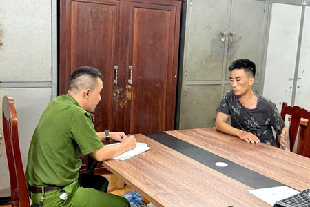 Thiếu tướng Công an trực tiếp giải cứu cô gái bị khống chế bằng dao trên cầu Ngọc Tháp