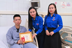 Đoàn viên dũng cảm cứu 4 người trong vụ lật tàu vịnh Hạ Long được trao huy hiệu tuổi trẻ dũng cảm