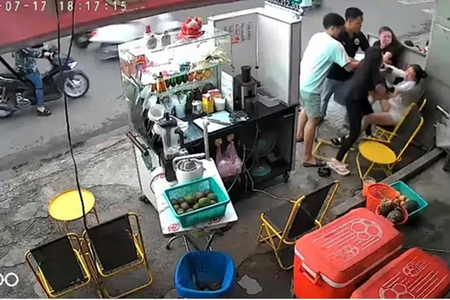 TP.HCM: Người phụ nữ bị hành hung sau khi phản ánh quán ăn lấn chiếm vỉa hè