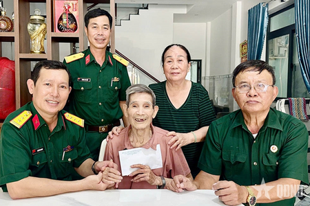 Ban chỉ huy phòng thủ khu vực 6 (Côn Đảo) tặng quà gia đình chính sách, người có công