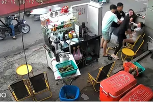 TP.HCM: Người phụ nữ bị hành hung sau khi phản ánh quán ăn lấn chiếm vỉa hè