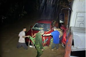 Nghệ An: Mưa lũ dâng nhanh trong đêm, một phụ nữ bị cuốn trôi mất tích, 6 người may mắn thoát nạn