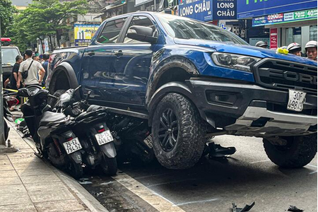 Xe bán tải mất lái, tông liên hoàn hàng loạt xe máy – người dân thoát chết thần kỳ