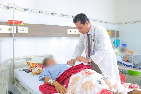 Người đàn ông cấp cứu lúc nửa đêm vì chân trái đột ngột lạnh, thoát cửa tử nhờ phẫu thuật thời gian