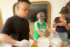 Bếp cơm ấm lòng giữa mưa lũ: Người dân Nghệ An nấu hơn 1.200 suất cơm cứu trợ