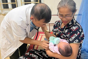Bé gái sơ sinh 3 ngày tuổi bị bỏ lại trong hộp xốp bên quốc lộ kèm mảnh giấy 'mẹ xin lỗi con’