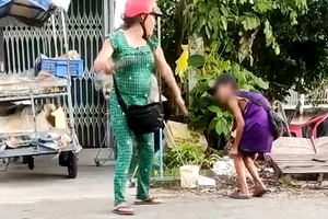 Cô ruột dùng khúc cây dài 1m đánh hai cháu ruột vì chưa bán hết vé số