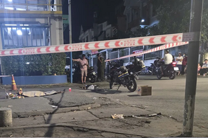 Người thân ôm bé gái khóc ngất vì bị taxi tông tử vong trong khu dân cư