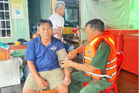 Người dân và Biên phòng An Giang nỗ lực cứu 9 thuyền viên bị chìm tàu giữa giông lốc