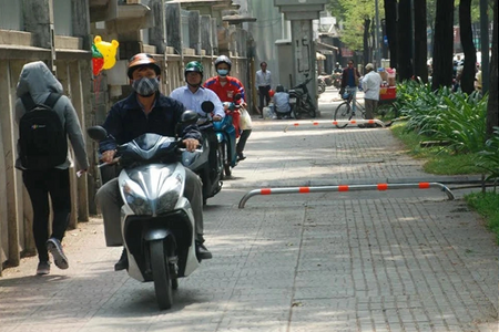 Từ nay chạy xe máy trên vỉa hè có thể bị phạt tới 6 triệu đồng