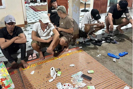 Đà Nẵng khởi tố 6 thanh niên đánh bạc gây phản cảm ngay tại đám tang