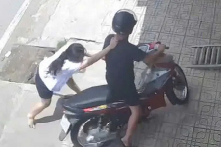 TP.HCM: Nhân viên tiệm vàng bị kéo lê khi giật túi trước cửa, kẻ cướp sa lưới