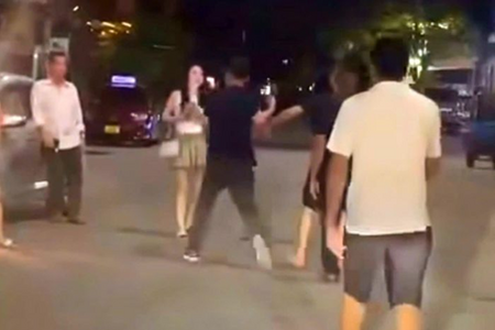 Người phụ nữ bị nhóm đàn ông “tác động vật lý” tàn bạo trước quán karaoke lúc nửa đêm