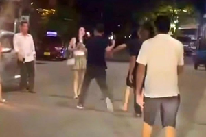 Người phụ nữ bị nhóm đàn ông “tác động vật lý” tàn bạo trước quán karaoke lúc nửa đêm