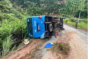 Lật xe khách chở 19 sinh viên đi phát quà từ thiện