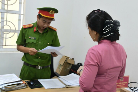 Bắt giam bảo mẫu ném bé trai 14 tháng tuổi xuống nền, gây chấn thương sọ não