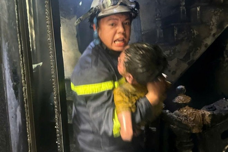 Nghẹt thở cuộc giải cứu 3 cháu nhỏ mắc kẹt trong căn nhà rực lửa ở phường Bồ Đề
