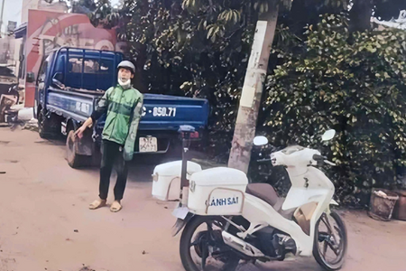 Tài xế mặc áo Grab hiên ngang đập phá cửa kính xe tải