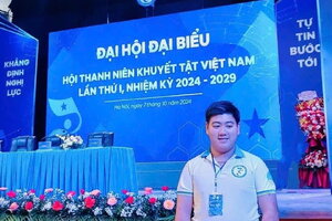 Chàng trai khiếm thị chọn tri thức để thay đổi số phận