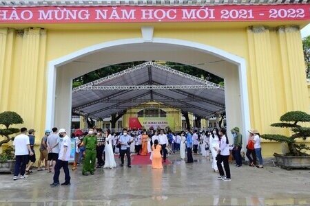 Phát hiện 2 bố con mắc Covid-19, gần 2 nghìn học sinh ở Quảng Ninh phải nghỉ học