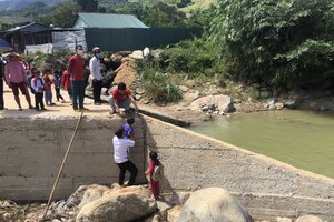 Kon Tum: Lũ cuốn sập cầu, thầy cô phải bế từng em học sinh qua suối đến trường